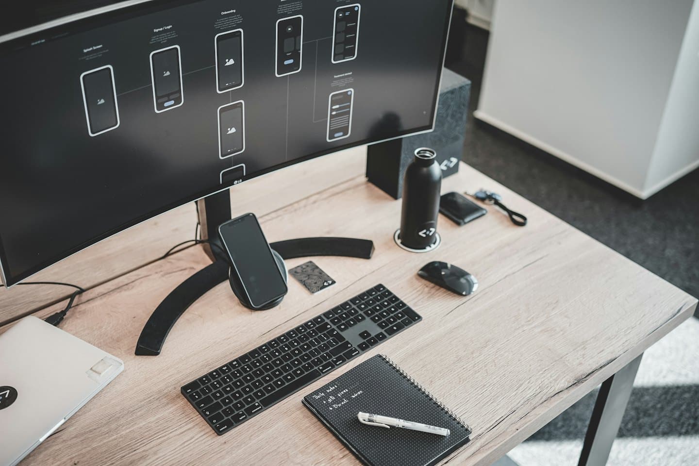 Uygulama tel kafeslerini gösteren monitörlü modern tasarımcı masası.