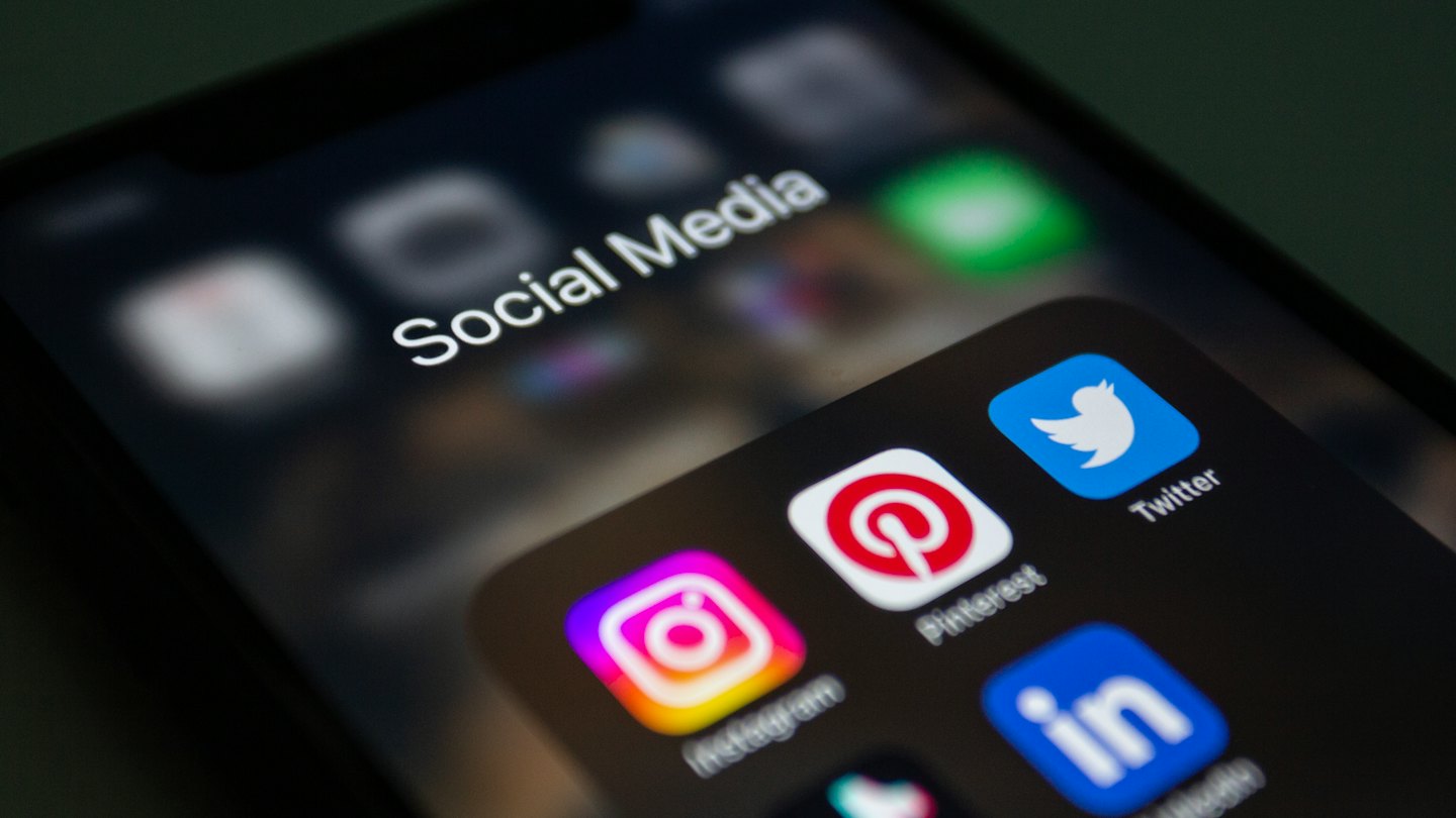 Bir klasördeki sosyal medya uygulaması simgelerini gösteren akıllı telefon ekranı.